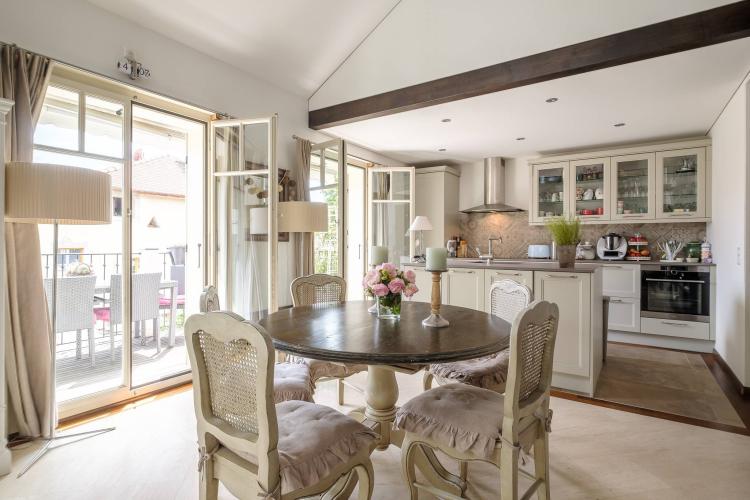 Cadre de vie idéal pour ce duplex de 8 pièces au coeur du village