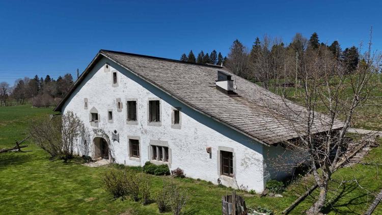 Restauriertes Bauernhaus aus dem 17. Jahrhundert im Jura