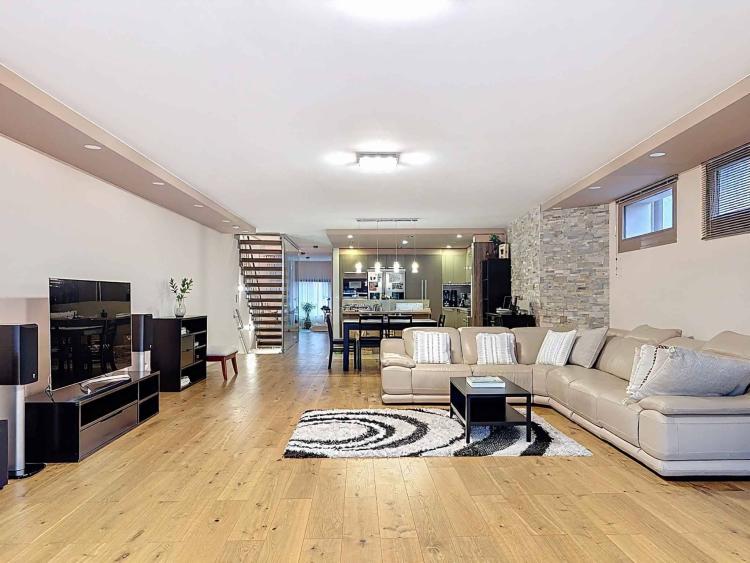 Villa mitoyenne d’exception aux volumes généreux