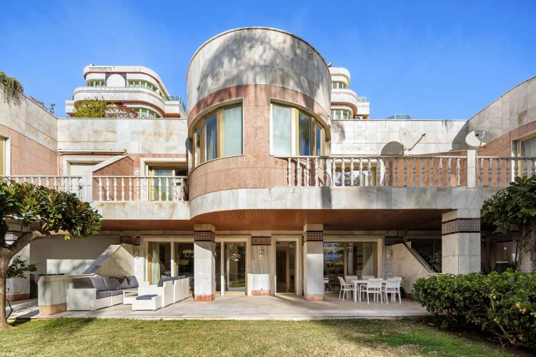 Splendide duplex dans une résidence historique au centre de Puerto Banus