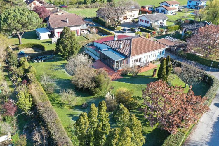 Maison familiale avec beau jardin