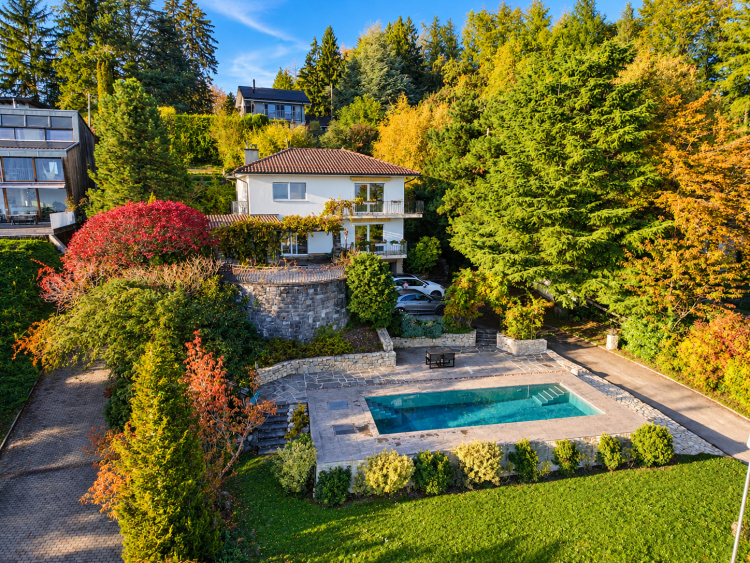 Villa avec piscine sur une parcelle de 1'654 m², vue lac et Alpes