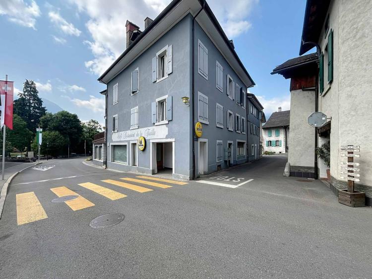 Anlageimmobilie mit Gewerbeflächen und Wohnungen