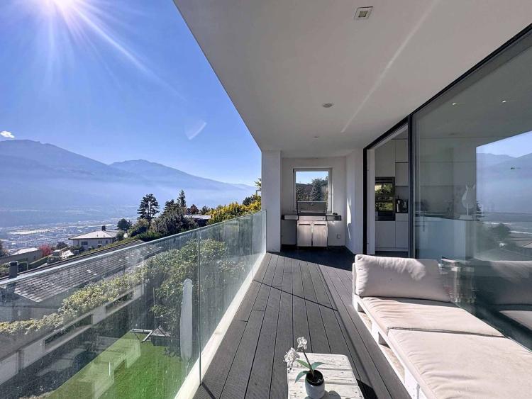 Hervorragende moderne Villa mit Swimmingpool und Wellnessbereich
