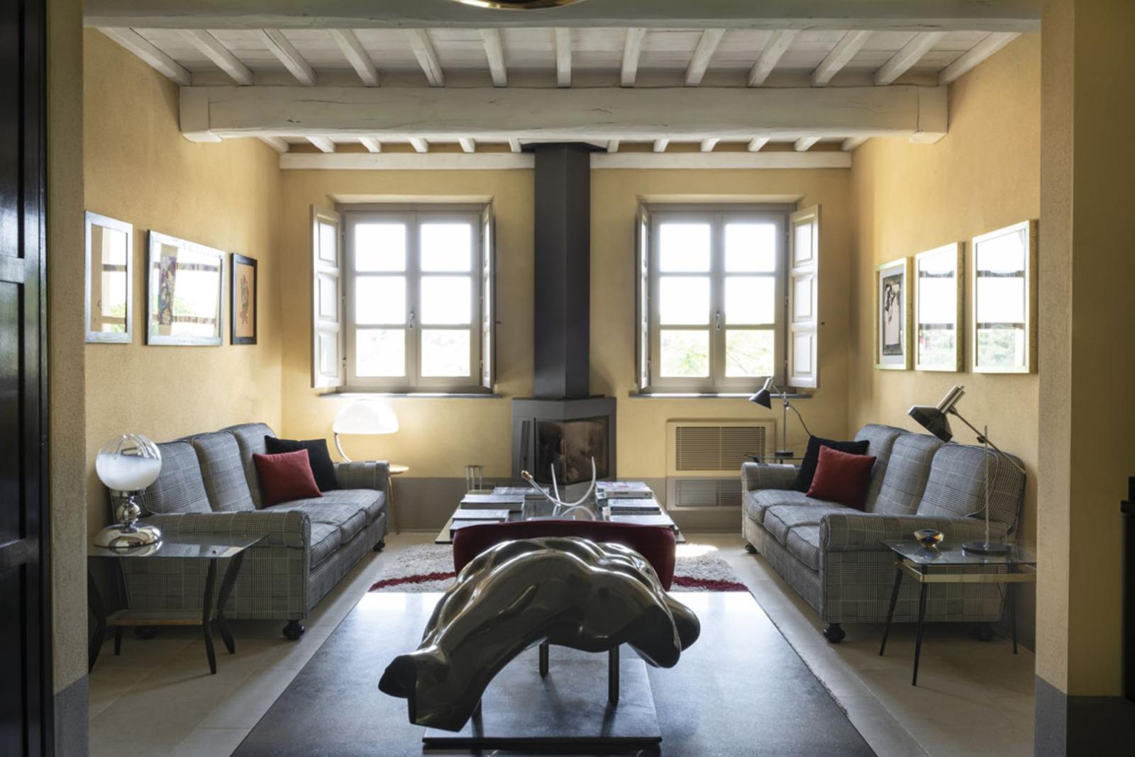 yJErd_sitting_room_1st_floor_grand_.jpg