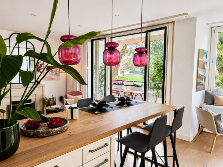 En exclusivité : Elégant appartement traversant de 3 pièces rénové avec balcons
